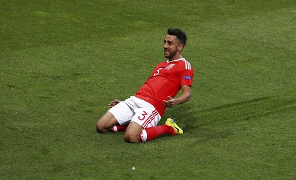 Neil Taylor, celebrando su gol con Gales ante Rusia. UEFA