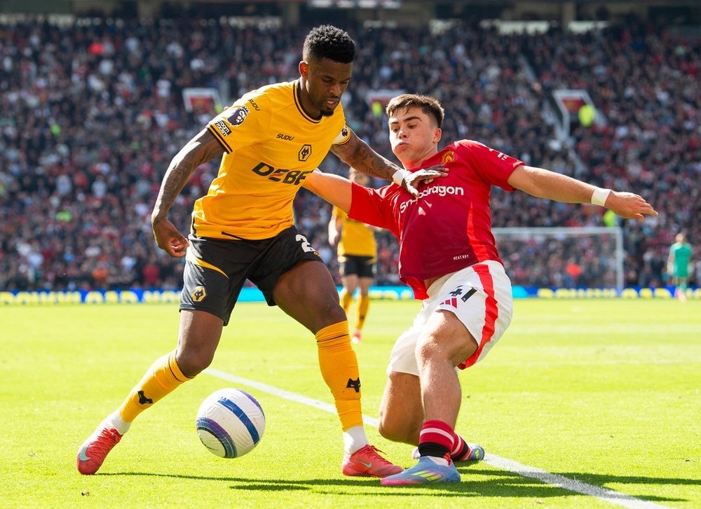Manchester United are reportedly keeping a close eye on his situation. EFE