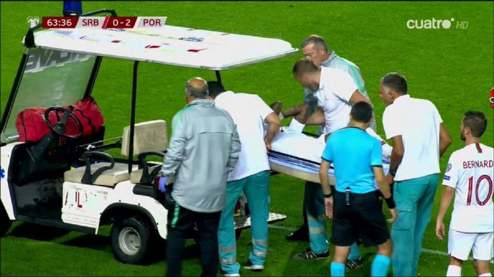 Semedo is stretchered off in the second half. Capture/cuatro