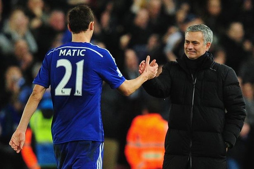 Matic (L) with former Chelsea boss Jose Mourinho. AFP/EFE