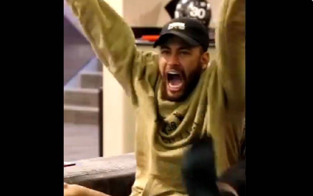 Neymar festeggia i gol del PSG. Triller