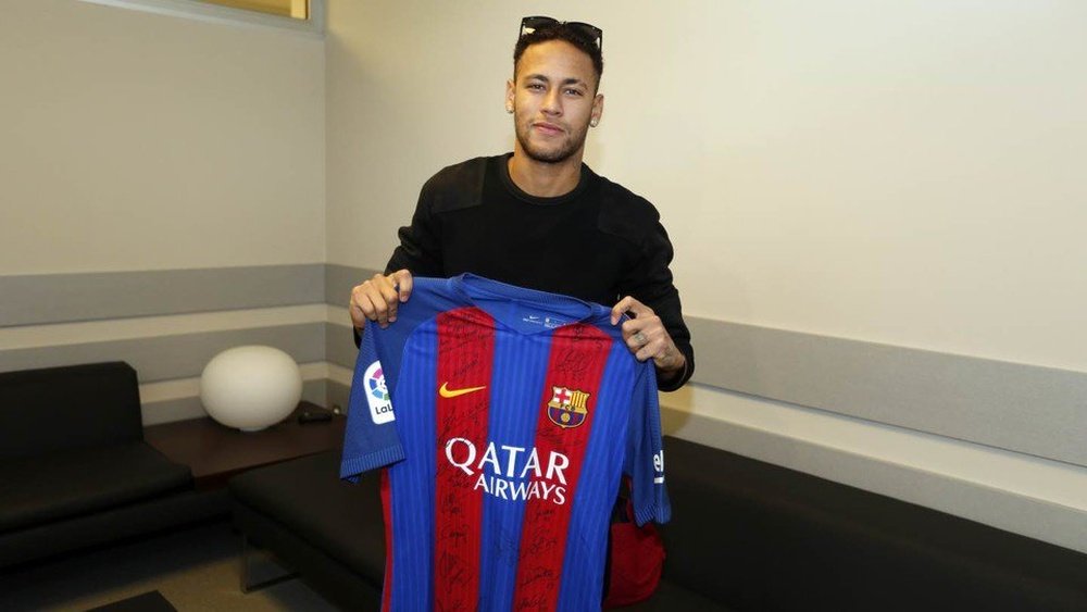 Neymar posó con la camiseta del Barça firmada por todos los jugadores. FCBarcelona