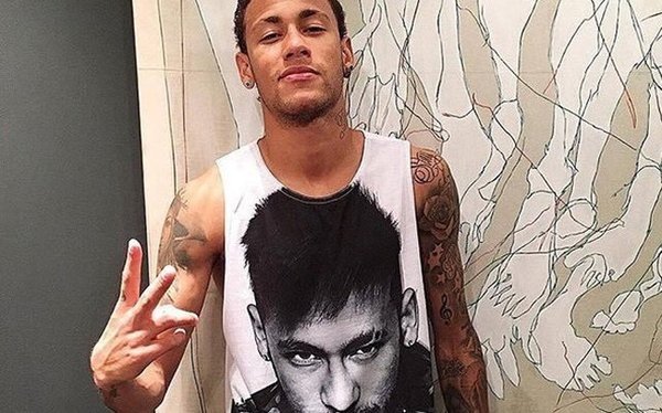 Neymar, con una camiseta con su cara. Twitter
