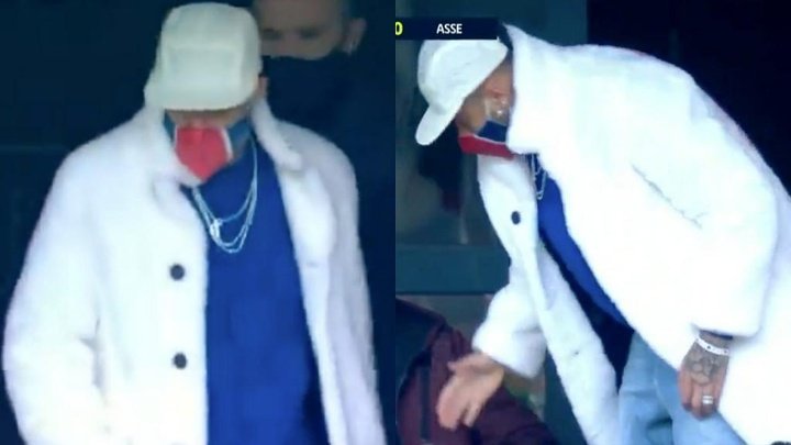 Neymar sorprendió en las gradas con un 'look' rompedor: abrigo, gorra y cadenas
