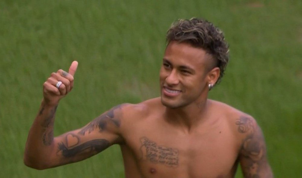Neymar enardeció a la afición en su presentación. ESPN