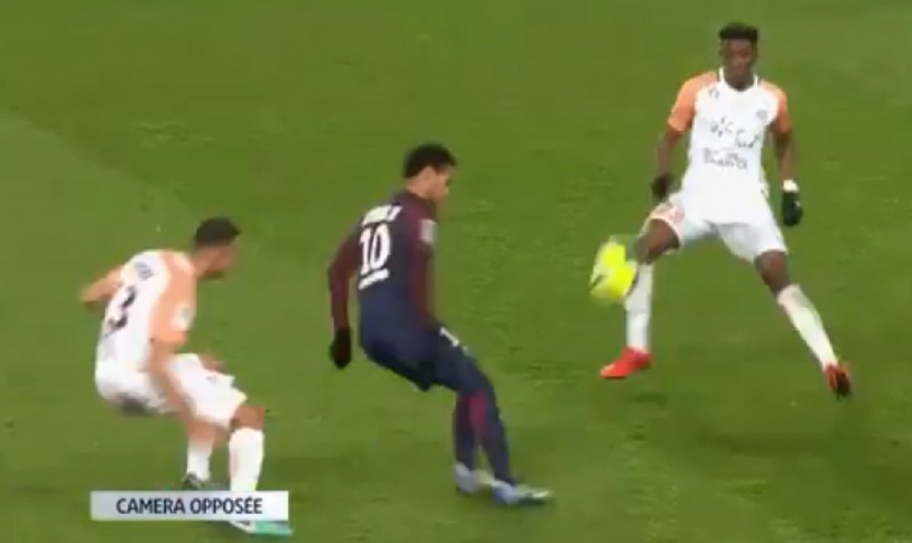Neymar left Mukiele for dead with a terrific first touch. Canal+