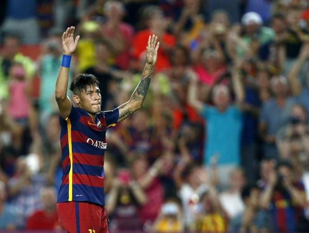 Neymar, giving his support to the fans. Twitter