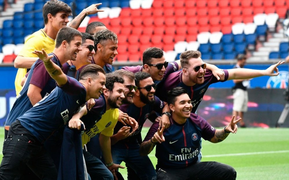 Neymar estuvo en París acompañado por los famosos 'Toiss'. AFP/Philippe Lopez