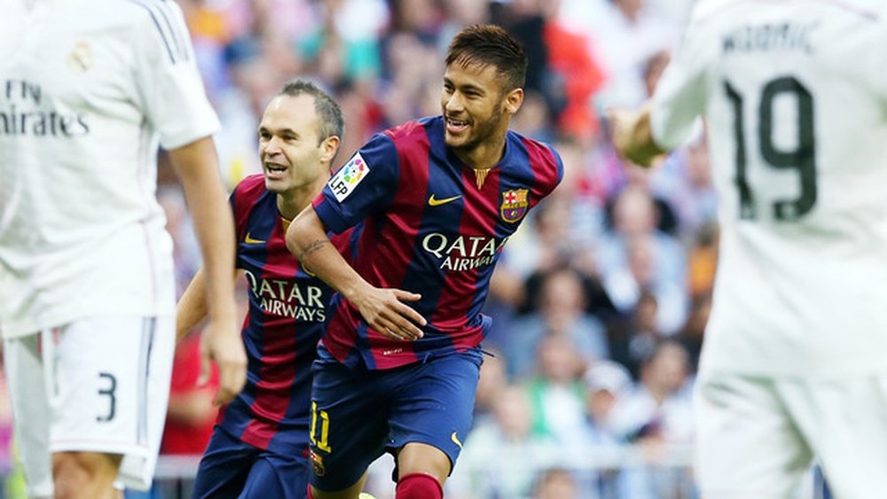 Neymar, junto a Iniesta, celebrando un tanto anotado al Real Madrid. FCBarcelona