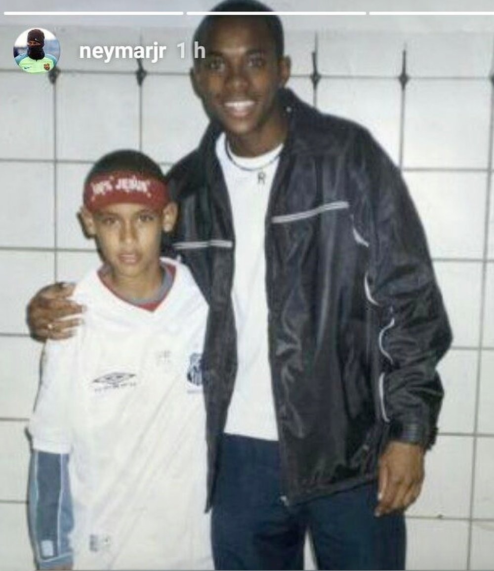 Neymar publicou uma fotografia antiga na que aparece junto Robinho. NeymarJR
