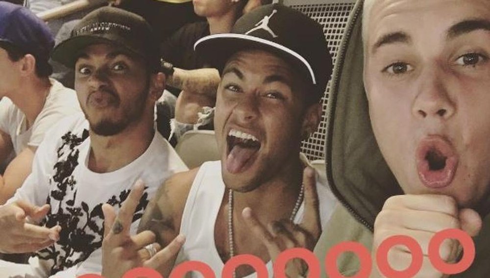Neymar, Justin Bieber y Lewis Hamilton se hicieron un 'selfie' durante el Brasil-Ecuador. Instagram