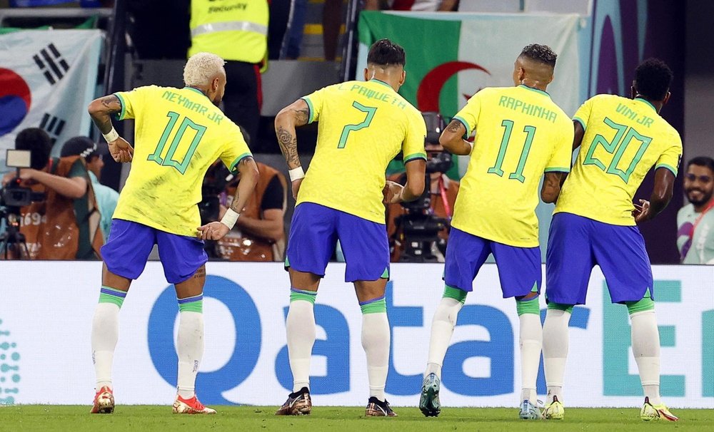 Neymar, Paquetá, Raphinha e Vini dançam comemorando o gol.EFE