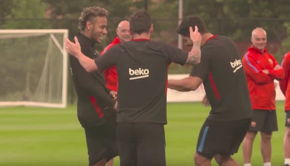 Sorrisos, amigos e futebol. Youtube/FCBarcelona