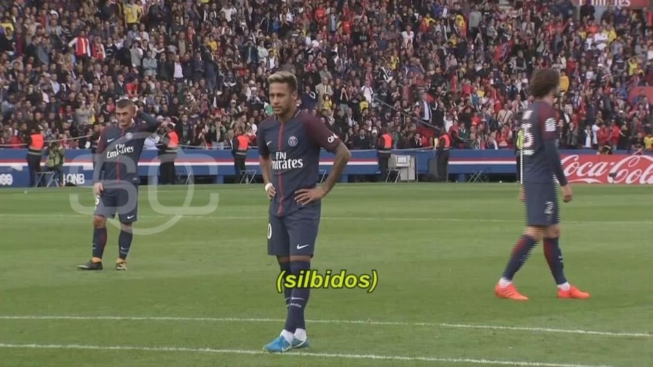 Neymar, pitado por su propia afición por lanzar el penalti
