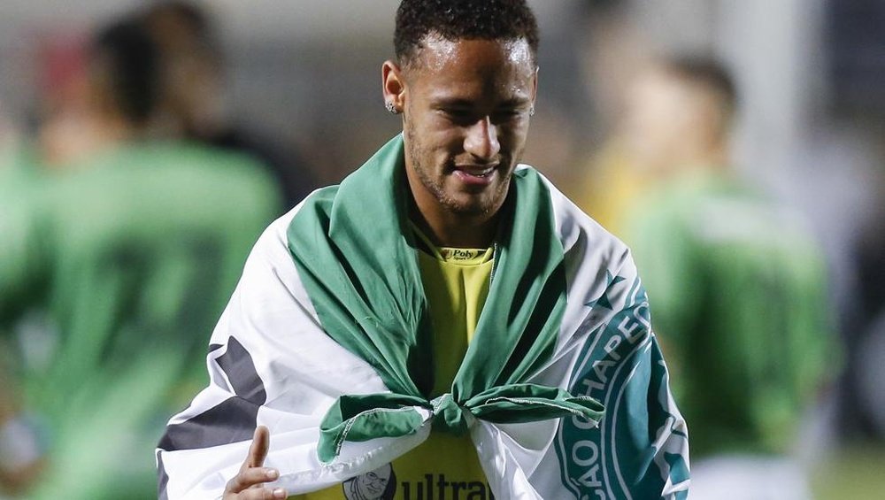 Neymar, Rafinha, Joan Capdevila e o ex-futebolista Zico disputaram um jogo muito especial. EFE