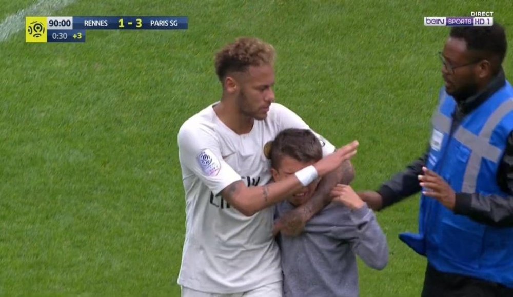 Neymar donne son maillot à un enfant. Capture/BeINSports
