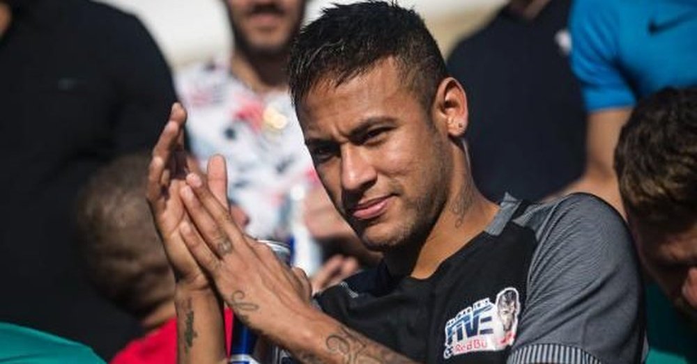 Neymar aplaude durante un acto promocional. Twitter