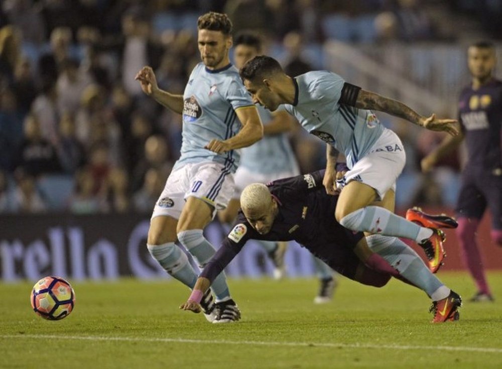 Neymar cae al suelo tras un agarrón de Hugo Mallo en el Celta-Barcelona. AFP