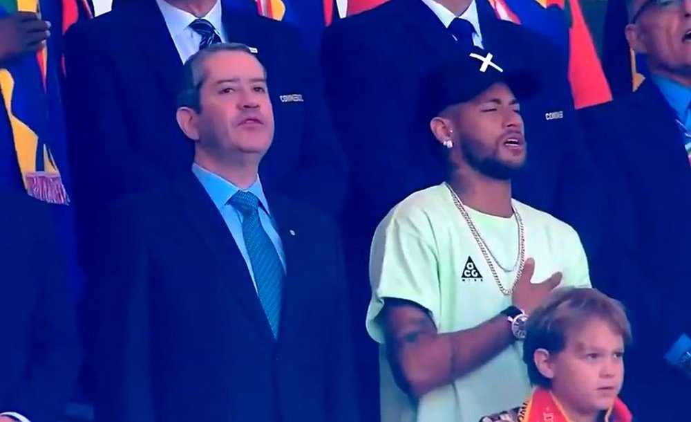 Neymar cantou o hino a viva-voz. Captura/DAZN