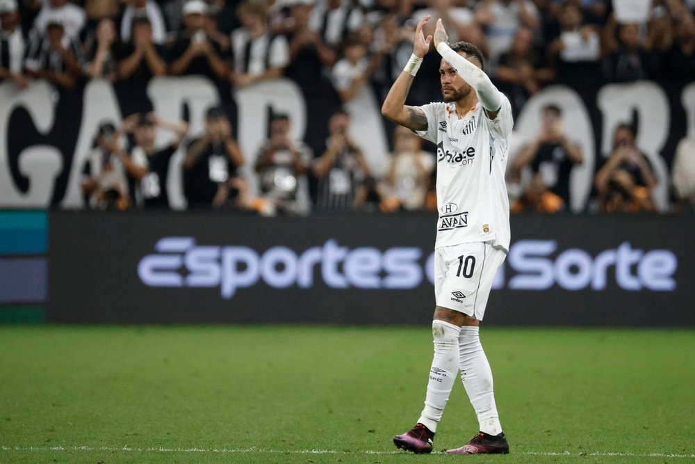Neymar ended his 16-month goal drought in a 3-1 victory against Agua Santa. EFE