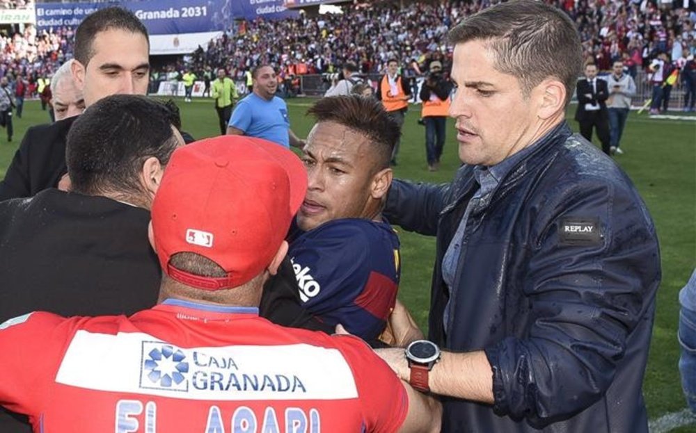 Neymar es agredido por un aficionado del Granada al término del encuentro con el Barcelona. EFE