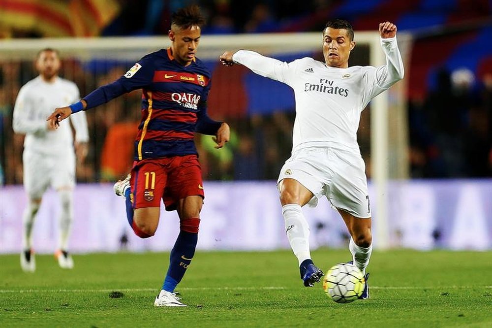 Neymar et Cristiano Ronaldo à la lutte d'un ballon dans un match de Liga. EFE