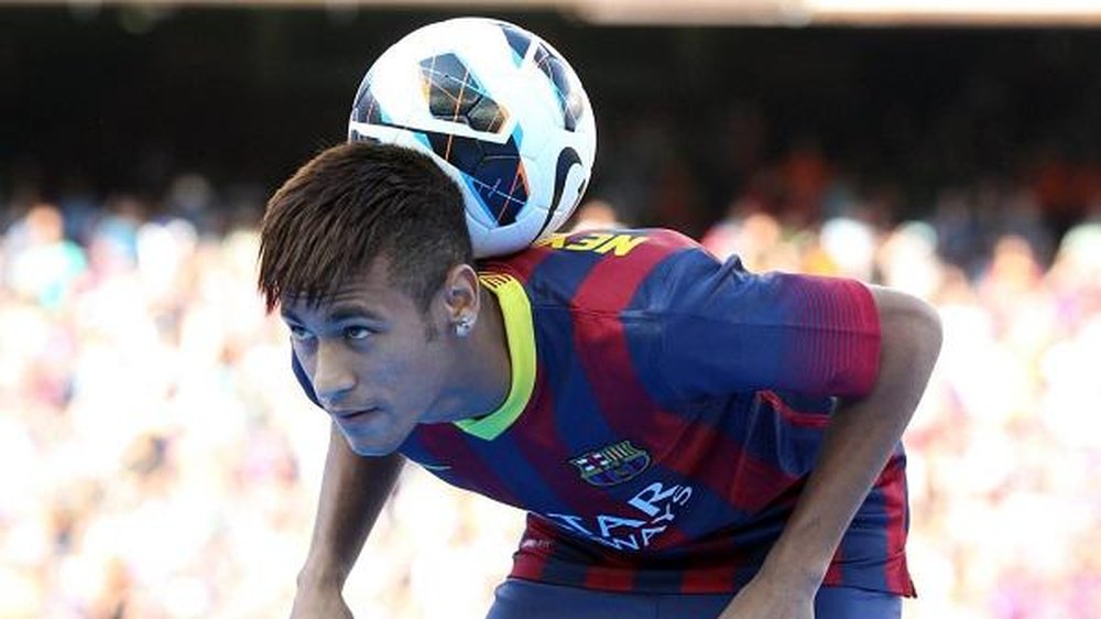 Neymar hace filigranas con el balón. Twitter
