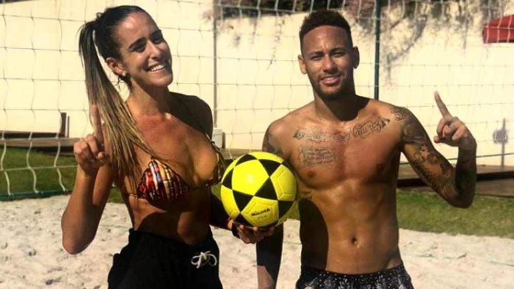 Neymar probó suerte en el 'futvolley'. Instagram/Natalia Guitler