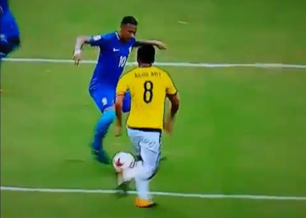 Neymar le tiró un gran caño a Aguilar en el Colombia-Brasil. Twitter