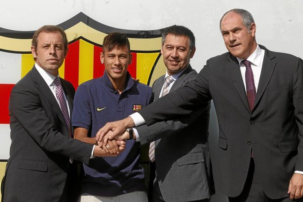 Zubizarreta, en la imagen durante la presentación de Neymar, también tendrá que declarar. Twitter