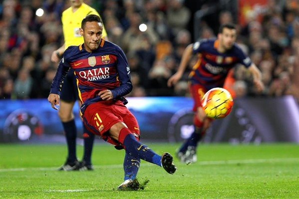 Neymar se dispone a chutar a puerta. Twitter