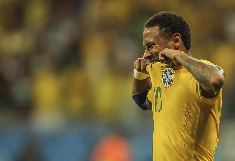 Neymar se lamenta de una ocasión fallada en un partido de Brasil. Twitter