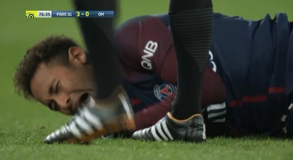 Neymar a dû quitter le terrain sur civière. Twitter/Globoesporte