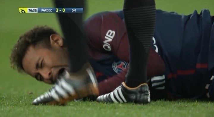 Neymar se marchó entre lágrimas y podría no jugar ante el Madrid