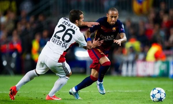 Neymar trata de irse de Donati en el Barcelona-Bayer Leverkusen de Champions League. Twitter