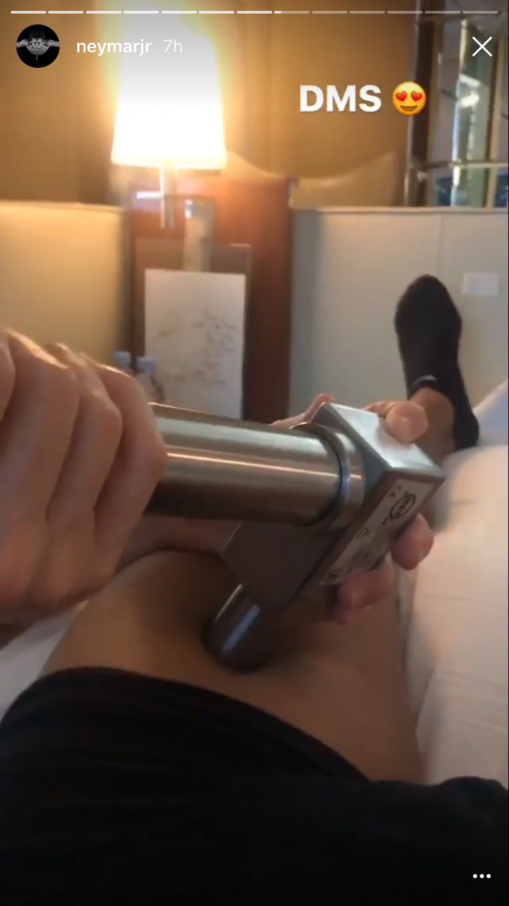 Neymar utiliza un novedoso aparato que se encarga de su recuperación muscular. Instagram/Neymar