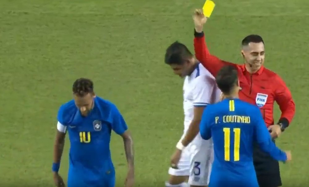 Neymar leva cartão por simulação. Captura