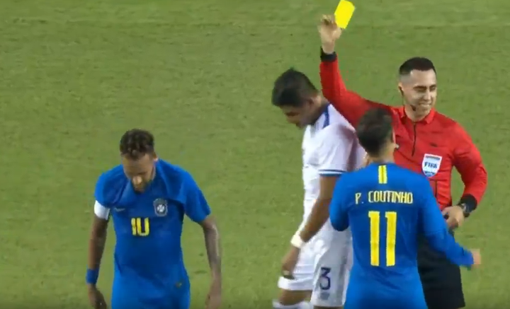 A reação' de Neymar após cair e levar cartão amarelo: 