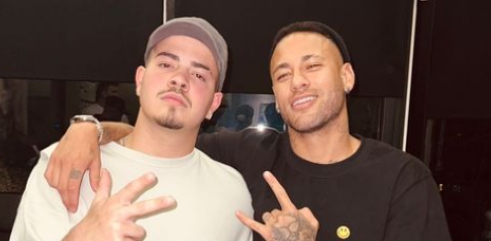 Neymar y el cantante Jottapê posan en un storie del perfil del artista. EFE