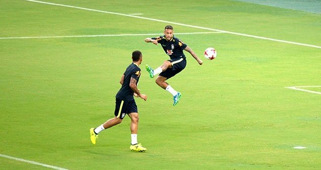 Gabriel Jesús y Neymar no dejaron que el balón tocase el césped durante un minuto. Twitter