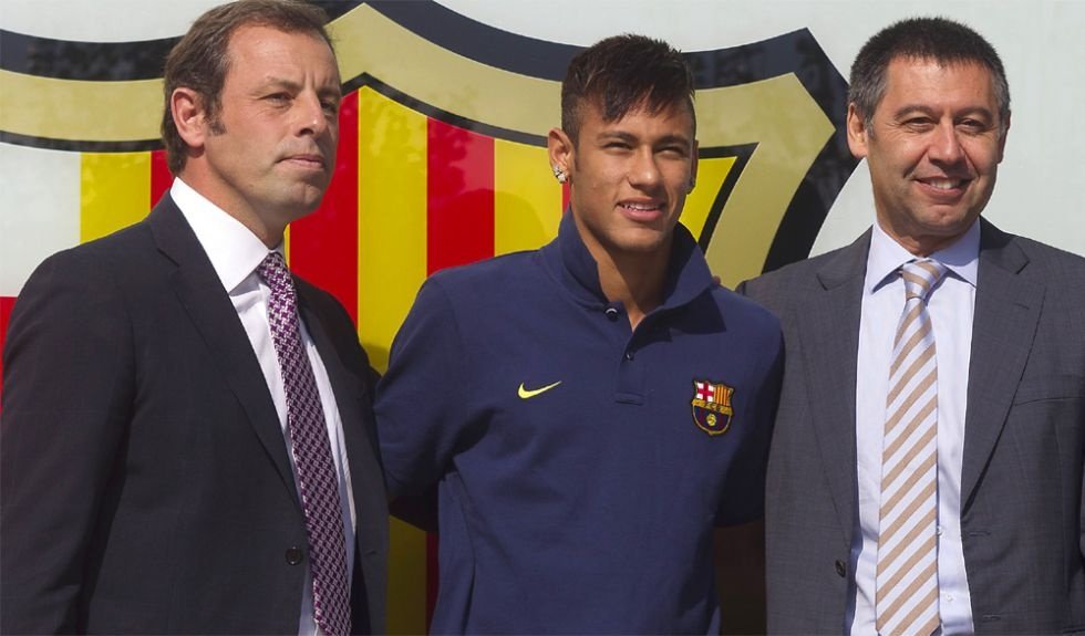Neymar y Josep María Bartomeu, en la presentación del jugador brasileño como nuevo futbolista del Barcelona. EFE