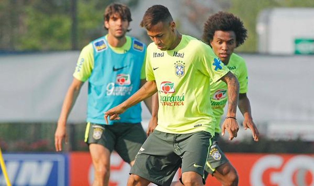 Neymar y Kaká, en un entrenamiento con la Selección Brasileña. Twitter