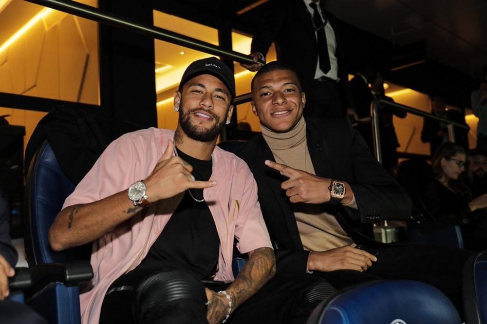 La joie de Mbappé et Neymar dans les tribunes du Parc des Princes. Twitter/KMbappe