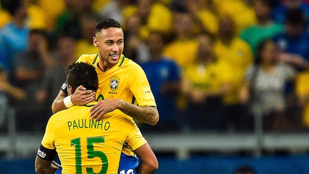 Paulinho se rindió ante Neymar. AFP