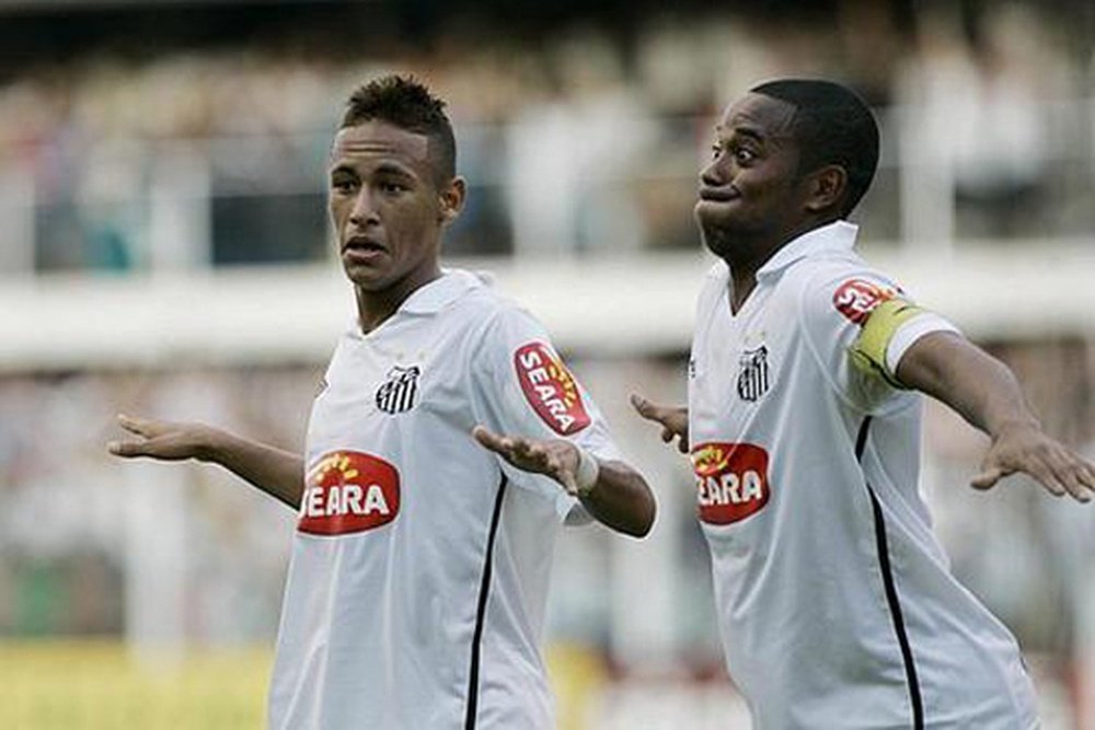 Apesar de duas gerações diferentes, Neymar e Robinho chegaram a atuar juntos no Santos. EFE