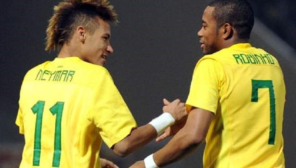 Neymar rend hommage à Robinho. AFP