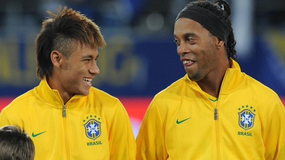 Neymar e Ronaldinho, juntos na Seleção brasileira. Twitter