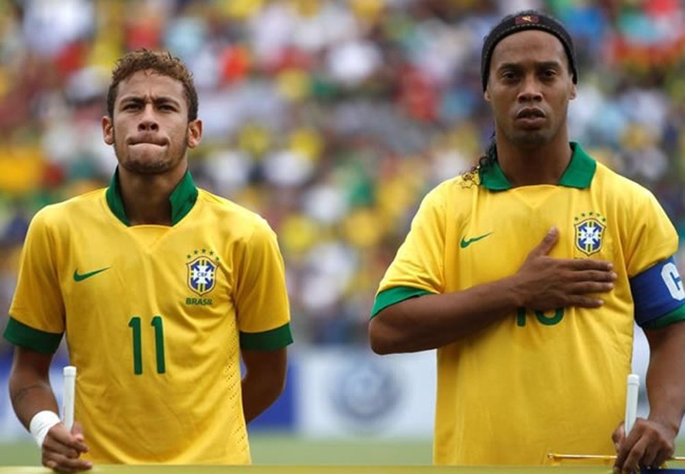 Ronaldinho (right) with Neymar during a Brazil match. EFE
