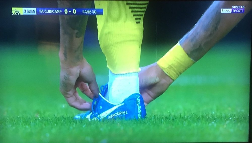 Neymar y su habitual plano para enseñar las botas. Twitter