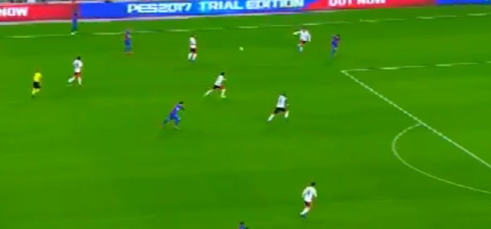 Neymar y Suárez protagonizaron un gol de pillo ante el Valencia al sacar rápido de banda. Youtube